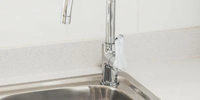 Aus dem Wasserhahn tropfen