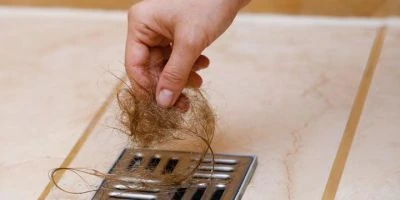 Abfluss in der Dusche reinigen