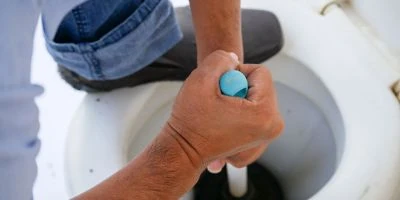Reinigen der verstopften Toilette